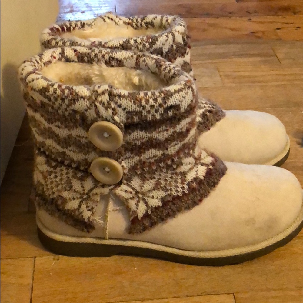 Cream snow boots